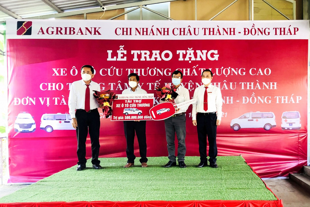 Agribank Châu Thành - Đồng Tháp bàn giao xe cứu thương chất lượng cao cho ngành y tế