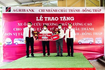 agribank chau thanh dong thap ban giao xe cuu thuong chat luong cao cho nganh y te