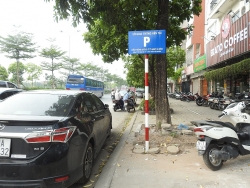 Hà Nội: Lòng đường phố Trần Vỹ thành điểm trông giữ xe?