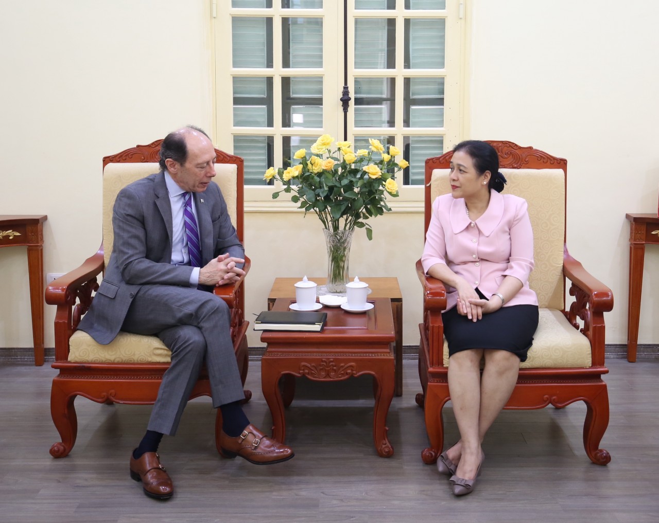 ân Đại sứ Singapore Jaya Ratnam và Chủ tịch VUFO Nguyễn Phương Nga (đứng giữa). Ảnh: Thời Đại/ Huyền Nhung