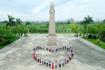 Trường ĐH Kinh doanh và Công nghệ Hà Nội: Giúp sinh viên Lào nuôi dưỡng những ước mơ