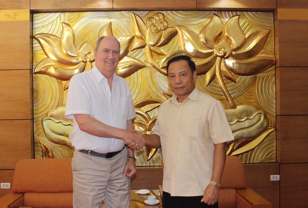 Phó Chủ tịch thường trực quỹ Hoà bình và Phát triển Việt Nam Trần Đức Lợi (phải) và giáo sư Mark Correl (Đại học Indiana, Mỹ). Ảnh: Nhung Nguyễn 