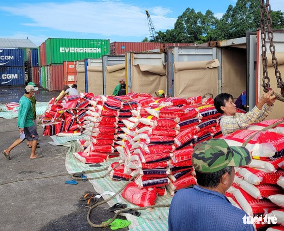 Công nhân cảng Mỹ Thới, TP Long Xuyên, An Giang đưa gạo vào đóng thùng container để xuất khẩu - Ảnh: MINH KHANG
