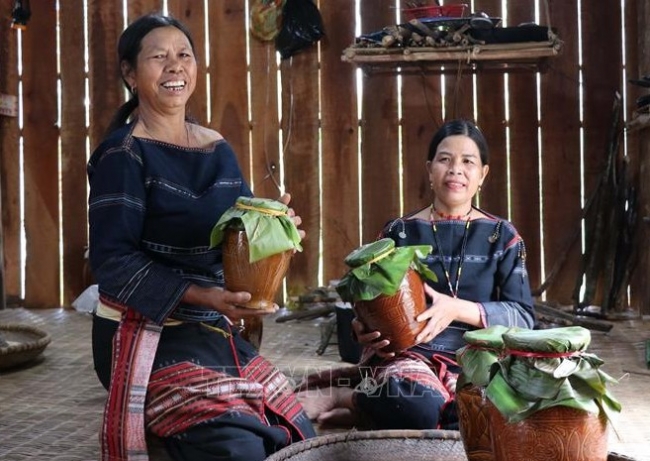 Say nồng rượu cần men lá Tây Nguyên
