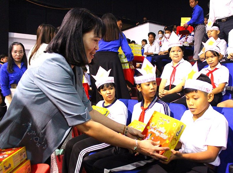 “Xuân yêu thương” đến với 600 trẻ em có hoàn cảnh khó khăn ở Hậu Giang ảnh 1