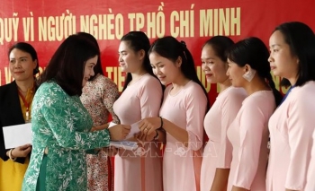Trao tiền hỗ trợ giáo viên Trường Song ngữ Lào - Việt Nam Nguyễn Du