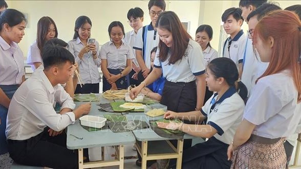 Sinh viên Lào tại Kon Tum đón Tết Nguyên đán