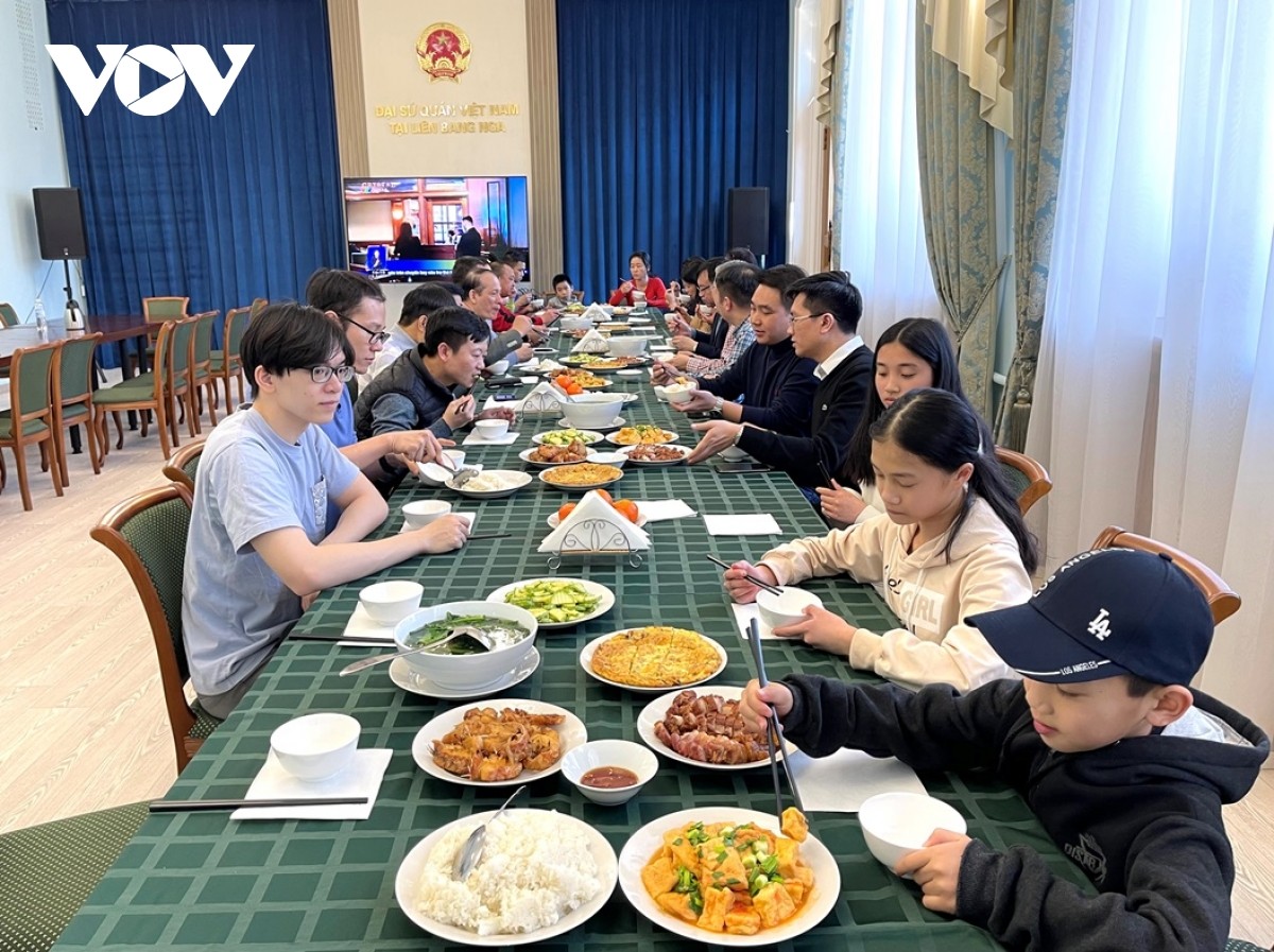 Bữa cơm trưa đầm ấm dành cho bà con sơ tán từ Ukraine ở Đại sứ quán Việt Nam tại LB Nga.