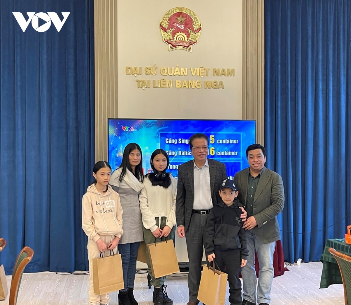 Đại sứ Đặng Minh Khôi và ông Trần Phú Thuận-phó chủ tịch thường trực Hội người Việt Nam tại LB Nga chụp ảnh lưu niệm cùng 4 mẹ con chị Nguyễn Thị Bích Vân.