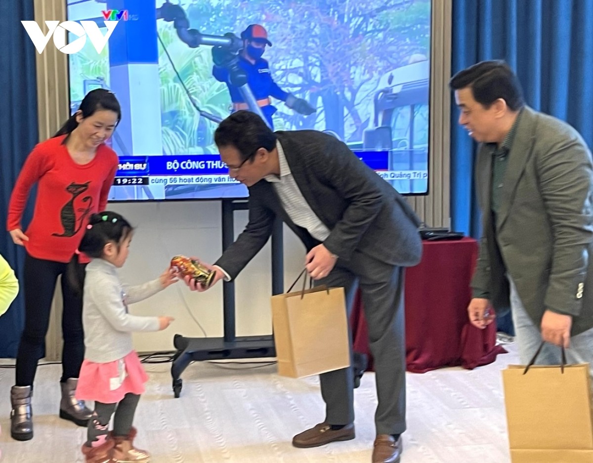 Đại sứ trao quà của Hội người Việt Nam tại LB Nga cho bà con.