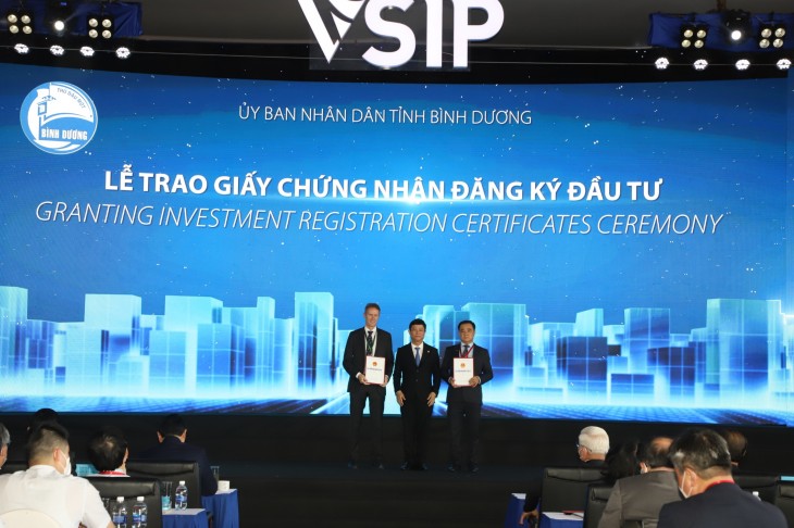 Chủ tịch UBND tỉnh Bình Dương Võ Văn Minh trao Giấy chứng nhận đầu tư cho Tập đoàn LEGO và VSIP Group. Ảnh: binhduong.gov.vn