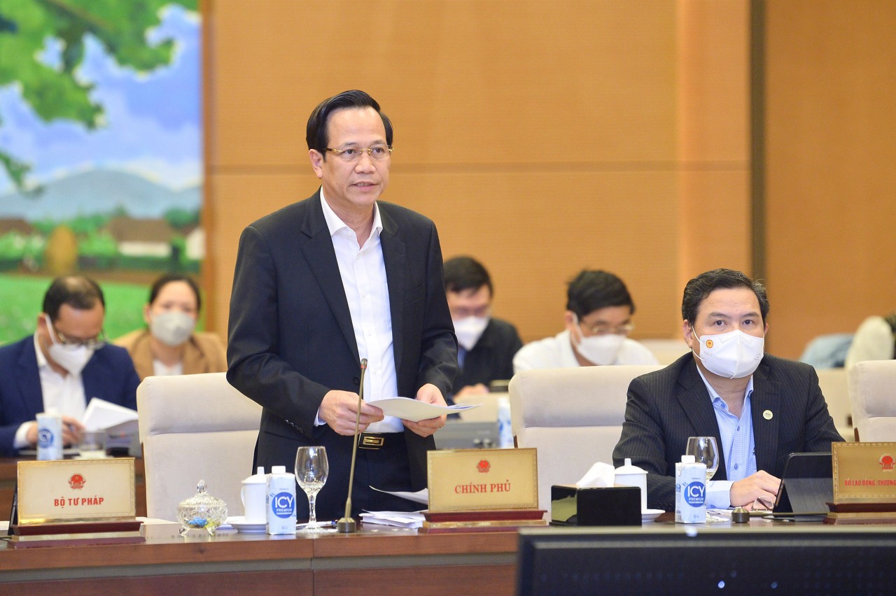 Bộ trưởng Bộ Lao động, Thương bình và Xã hội Đào Ngọc Dung báo cáo tại phiên họp. Ảnh: Quochoi.vn