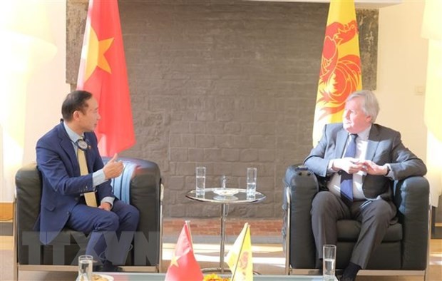 Đại sứ Nguyễn Văn Thảo (trái) làm việc với ông Jean-Claude Marcourt, Chủ tịch Nghị viện vùng Wallonie. Ảnh: Ngọc Sơn/TTXVN