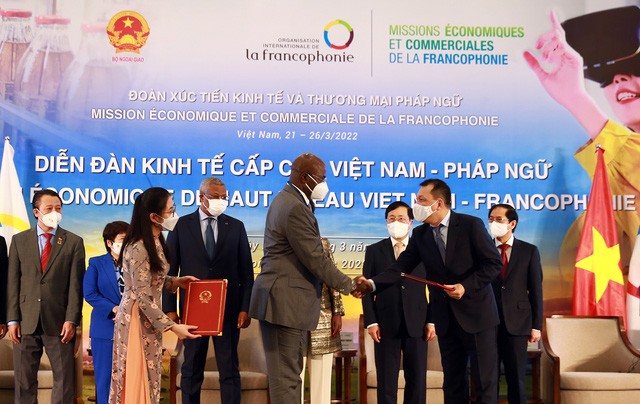 Phó Thủ tướng Thường trực Phạm Bình Minh chứng kiến lễ trao các thỏa thuận hợp tác trong khuôn khổ diễn đàn. Ảnh: VGP