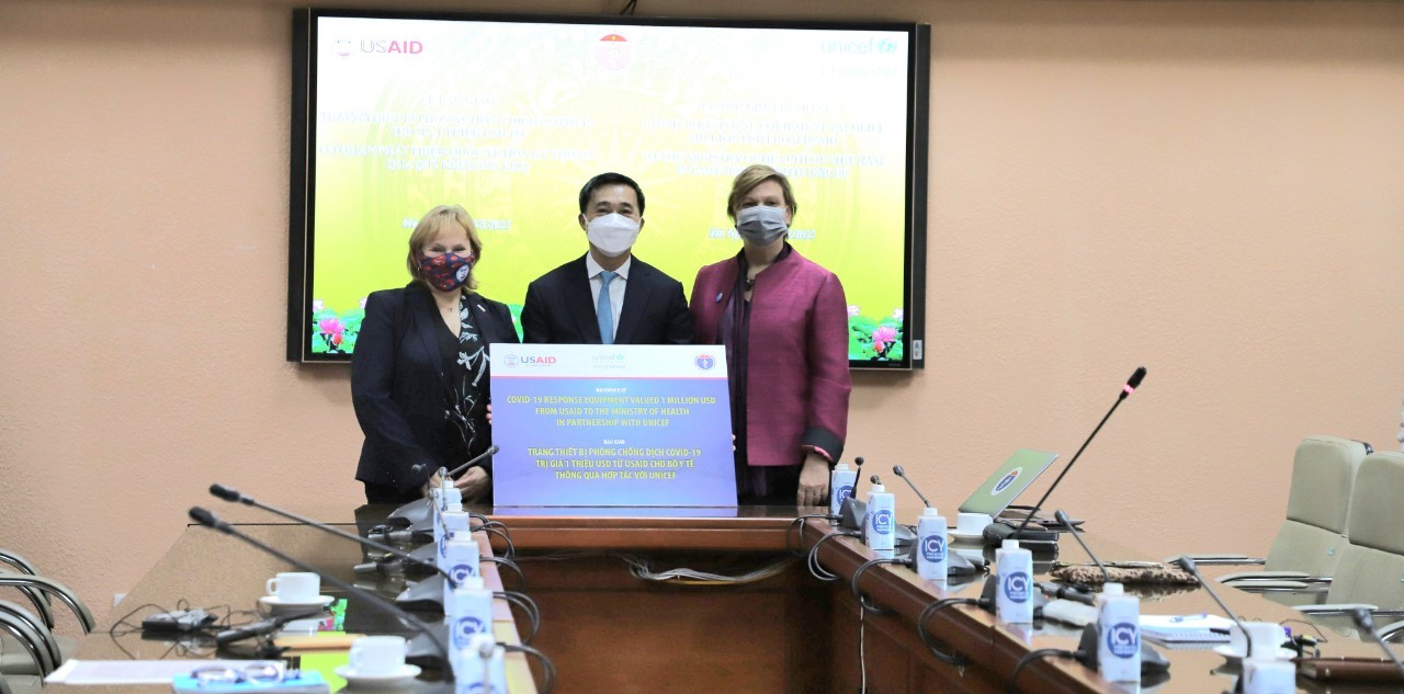 Thứ trưởng Bộ Y tế Trần Văn Thuấn tiếp nhận trang thiết bị phòng, chống dịch COVID-19 do Quỹ Phát triển quốc tế Hòa Kỳ USAID viện trợ thông qua UNICEF. Ảnh: Bộ Y tế