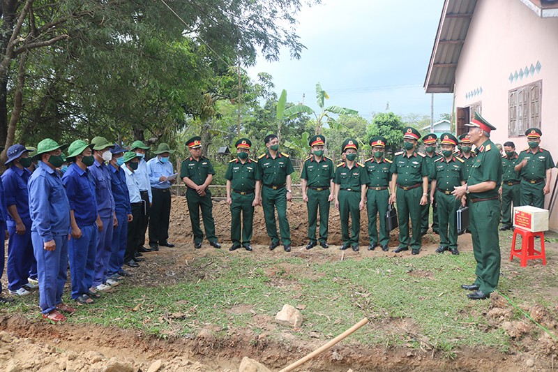 Thiếu tướng Nguyễn Đức Hóa, Phó Chính ủy Quân khu 4 biểu dương Đội 589 đã nỗ lực vượt mọi khó khăn, hoàn thành xuất sắc nhiệm vụ được giao. Ảnh: Báo Quảng Bình