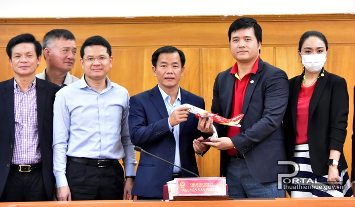 Công ty CP hàng không Thai VietJet tặng quà lưu niệm cho lãnh đạo tỉnh. Ảnh: Cổng TTĐT Thừa Thiên Huế