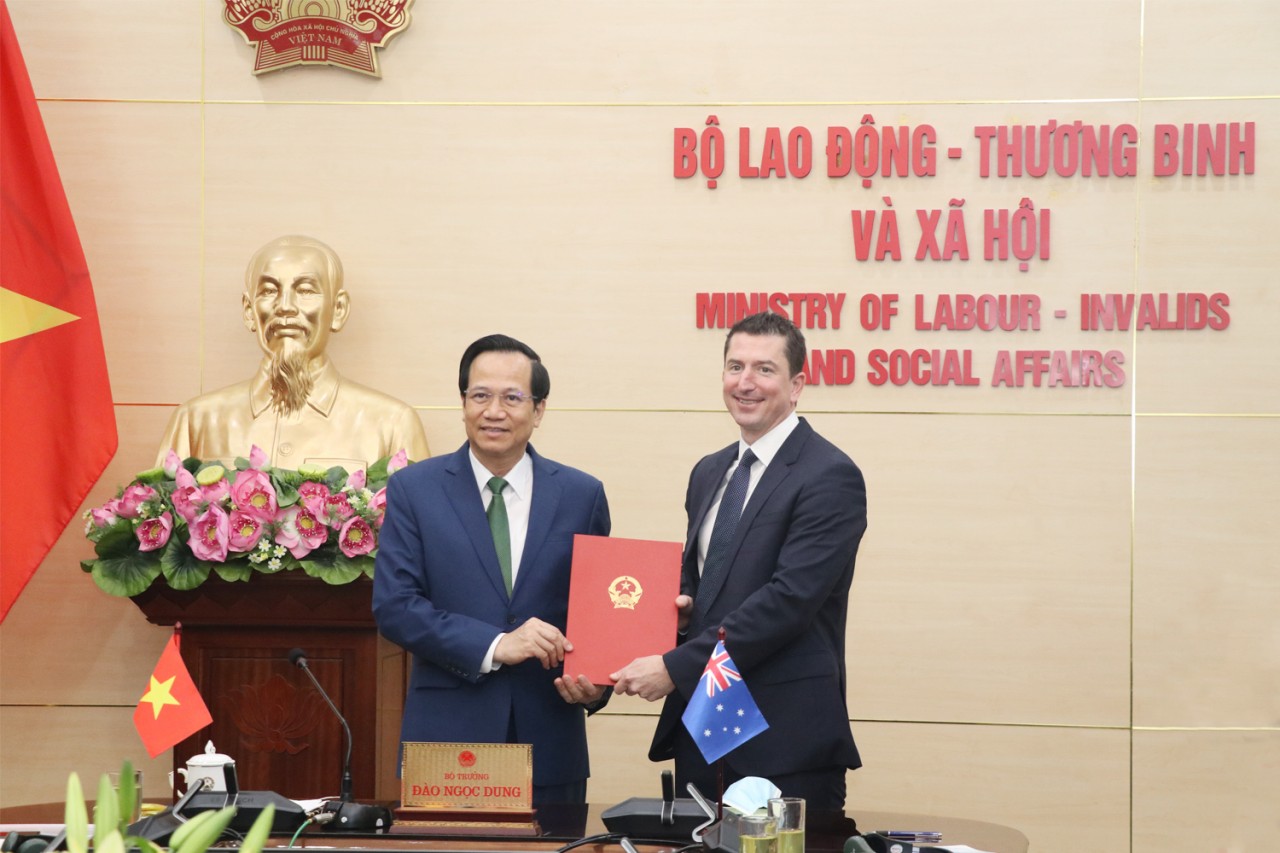 Bộ trưởng Đào Ngọc Dung trao lại Bản ghi nhớ  giữa hai Chính phủ về hỗ trợ công dân Việt Nam tham gia Chương trình lao động nông nghiệp Australia cho đại diện Chính phủ Australia tại Việt Nam.