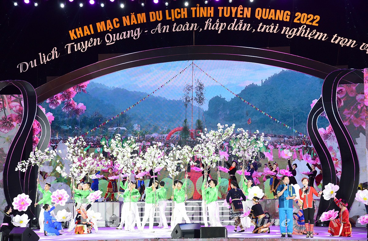 Tiết mục văn nghệ mở màn tại Lễ khai mạc Năm du lịch tỉnh Tuyên Quang 2022. Ảnh: Báo Tuyên Quang