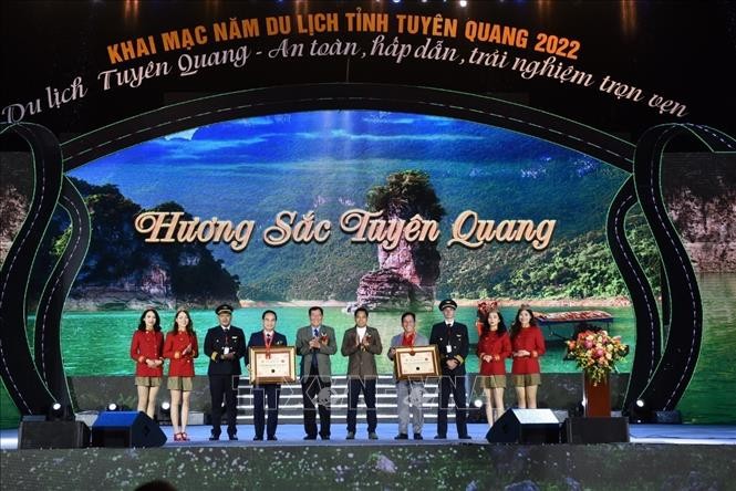Lễ hội Khinh khí cầu quốc tế tổ chức tại Tuyên Quang đã đón nhận Bằng kỷ lục Lễ hội khinh khí cầu quốc tế lớn nhất tại Việt Nam do Tổ chức Kỷ lục Việt Nam trao tặng. Ảnh: TTXVN