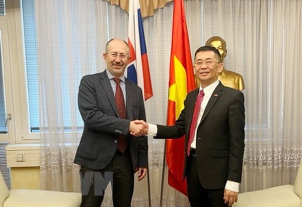 Đại sứ Nguyễn Tuấn và ông Peter Kremsky. Ảnh Ngọc Anh/TTXVN