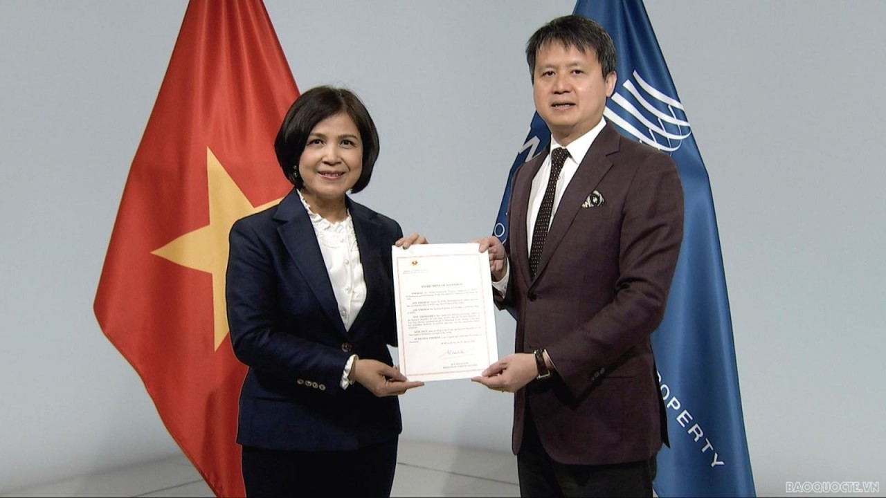 Đại sứ Lê Thị Tuyết Mai trao văn kiện Việt Nam gia nhập Hiệp ước WIPO về buổi biểu diễn và bản ghi âm cho Tổng giám đốc WIPO Daren Tang Nguồn: Phái đoàn Việt Nam tại Geneva/baoquocte.vn