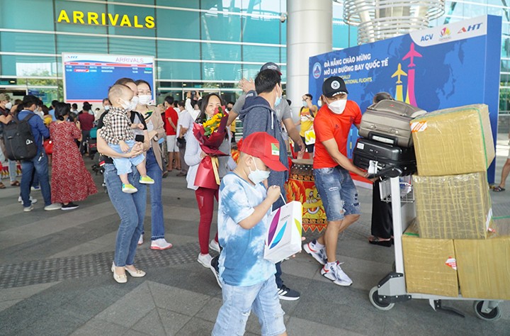 Sân bay quốc tế Đà Nẵng nhộn nhịp trong ngày thành phố Đà Nẵng chính thức mở lại đường bay thương mại quốc tế. Ảnh: Cổng TTĐT TP Đà Nẵng