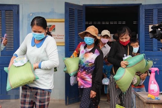 Khám bệnh, phát thuốc, tặng quà cho bà con gốc Việt và Khmer ở Campuchia