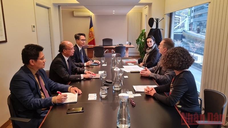 Đại sứ Đinh Toàn Thắng trình Quốc thư tại Công quốc Andorra
