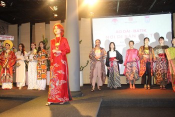 Giao lưu văn hóa "Áo dài - Batik, nơi di sản hội tụ"