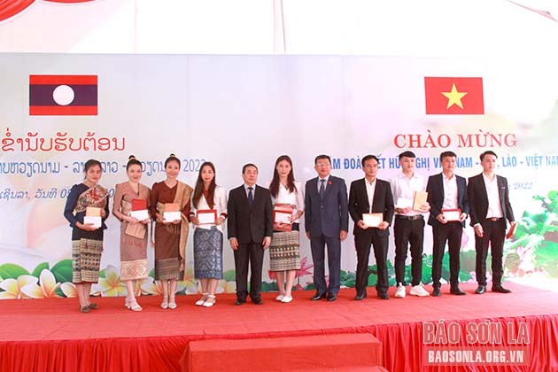 Đoàn công tác Ủy ban Đối ngoại của Quốc hội và Đại sứ quán nước CHDCND Lào tại Việt Nam tặng quà các lưu học sinh Lào đang học tập tại Sơn La. Ảnh: Báo Sơn La