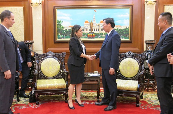 Chủ tịch UBND TP Phan Văn Mãi trao đổi cùng bà Ariadne Feo Labrada. Ảnh: HCM CityWeb