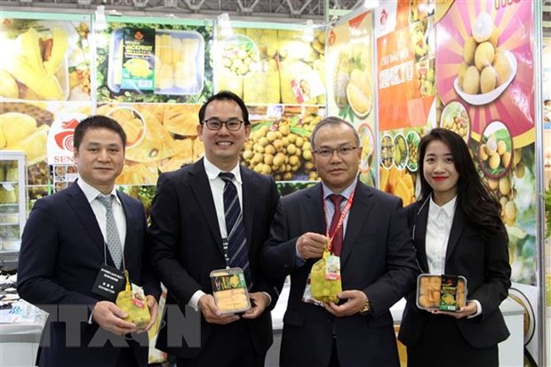 Đại sứ Việt Nam tại Nhật Bản Vũ Hồng Nam (thứ hai từ phải sang) giới thiệu nông sản Việt Nam với khách tham quan Triển lãm Thực phẩm và Đồ uống quốc tế lần thứ 47 (Foodex Japan 2022) hồi tháng 3/2022. Ảnh: TTXVN