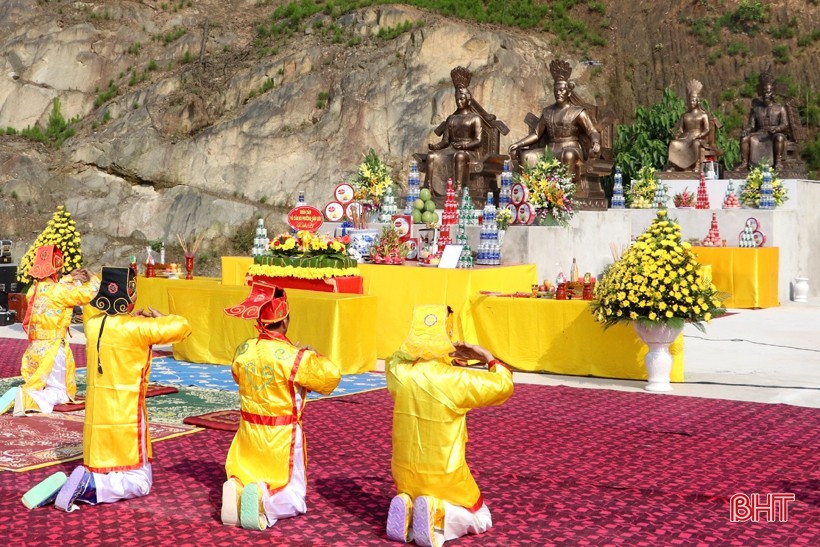 Các nghi lễ đã được chuẩn bị chu đáo và cử hành trang nghiêm, bày tỏ lòng biết ơn sâu sắc đối với các bậc tiền nhân đã có công dựng nước và giữ nước. Ảnh: Báo Hà Tĩnh