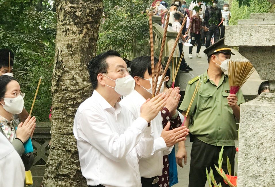  Tại Hà Nội, ngày 9/4, Đoàn Đại biểu thành phố Hà Nội, do Chủ tịch UBND thành phố Chu Ngọc Anh dẫn đầu, đã đến dâng hương tưởng niệm các Vua Hùng tại Khu di tích lịch sử Đền Hùng (tỉnh Phú Thọ). Ảnh: Hà Nội mới