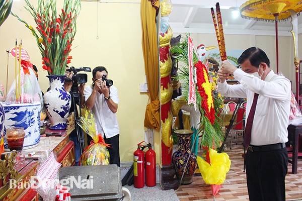 Bí thư Tỉnh ủy Đồng Nai - ông Nguyễn Hồng Lĩnh dâng hương, tri ân Vua Hùng và các bậc tiền nhân. Ảnh: Báo Đồng Nai