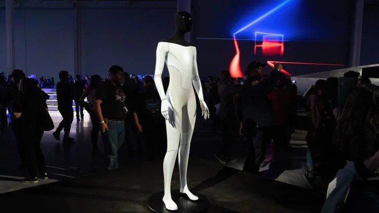 Tesla Bot được trưng bày tại cơ sở sản xuất Tesla Giga Texas trong bữa tiệc khai trương “Cyber ​​Rodeo” vào ngày 7 tháng 4 năm 2022 tại Austin, Texas. Ảnh: AFP
