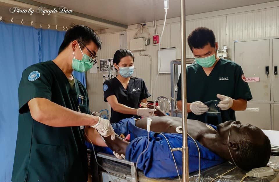 Bác sĩ Đặng Long Triêu, Trưởng khoa khám bệnh trực tiếp xử trí bệnh nhân, kiểm soát huyết áp và thực hiện các xét nghiệm cận lâm sàng cần thiết. Ảnh: Ảnh: Phái bộ gìn giữ hoà bình LHQ tại Nam Sudan