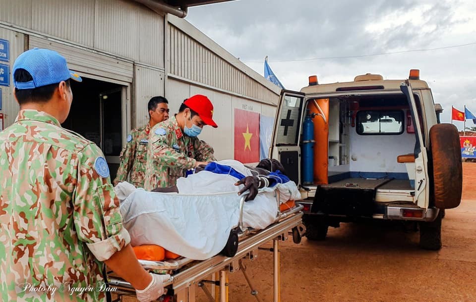 Đội Cấp cứu đường không AMET thuộc BVDC2.3 do bác sỹ Đinh Văn Hồng cùng 2 điều dưỡng vận chuyển BN khẩn trương đến cơ sở y tế cao hơn. Ảnh: Phái bộ gìn giữ hoà bình LHQ tại Nam Sudan