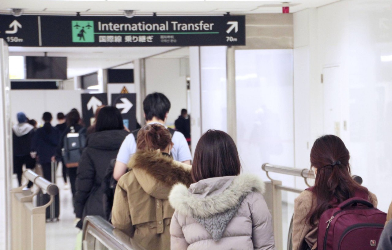 Mọi người đến sân bay Narita từ Hà Nội vào ngày 1 tháng 3, khi Nhật Bản nới lỏng giới hạn số lượng người nhập cảnh mới hàng ngày từ nước ngoài xuống còn 5.000. 