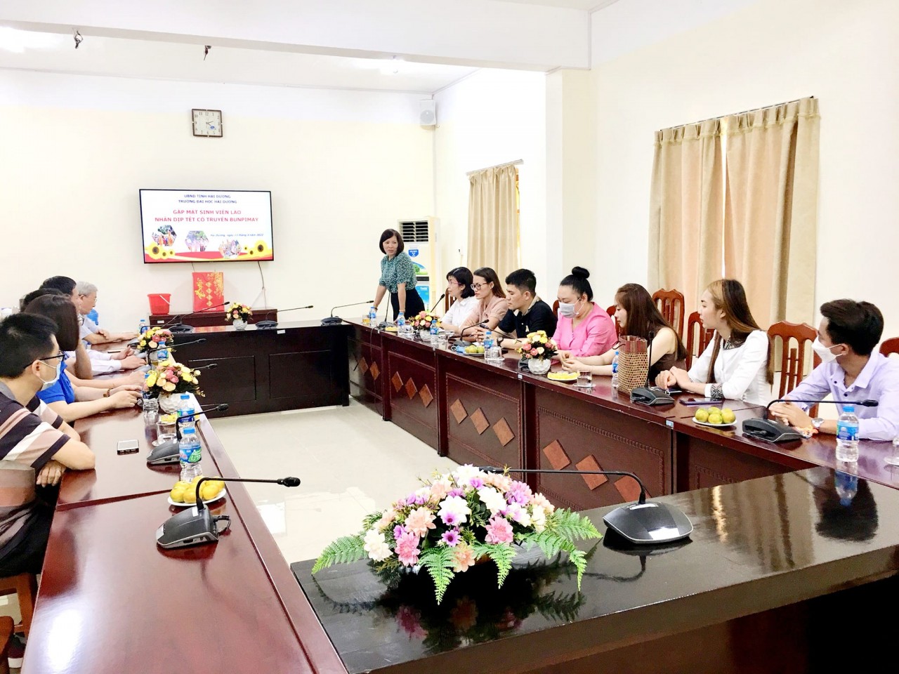 Trường Đại học Hải Dương đã tổ chức gặp mặt tặng quà, chúc Tết sinh viên Lào nhân dịp Tết cổ truyền Bunpimay. Ảnh: Hội Sinh viên trường Đại học Hải Dương
