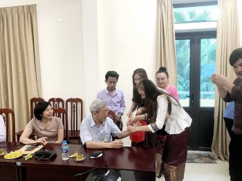 Đại học Hải Dương tặng quà, chúc Tết sinh viên Lào