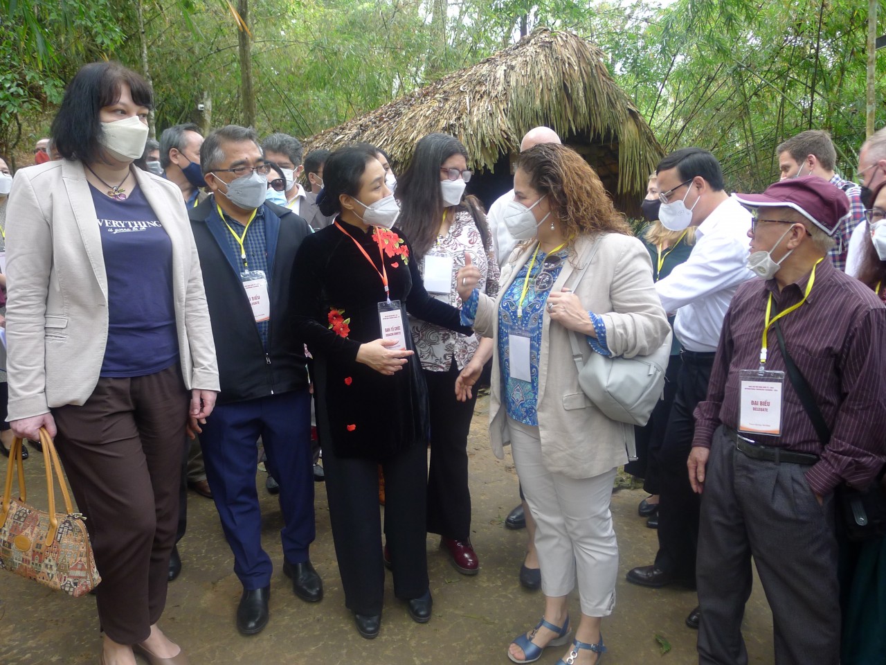 Chủ tịch VUFO Nguyễn Phương Nga giới thiệu cho đại biểu nước ngoài về di tích Lán Nà Nưa. Ảnh: Thành Luân