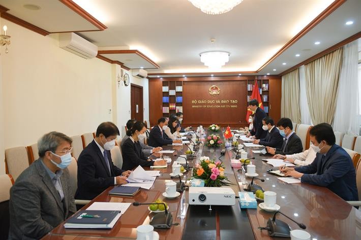 Bộ trưởng Nguyễn Kim Sơn tiếp ông Park Noh-wan, Đại sứ Hàn Quốc tại Việt Nam. Ảnh: Bộ GD-ĐT