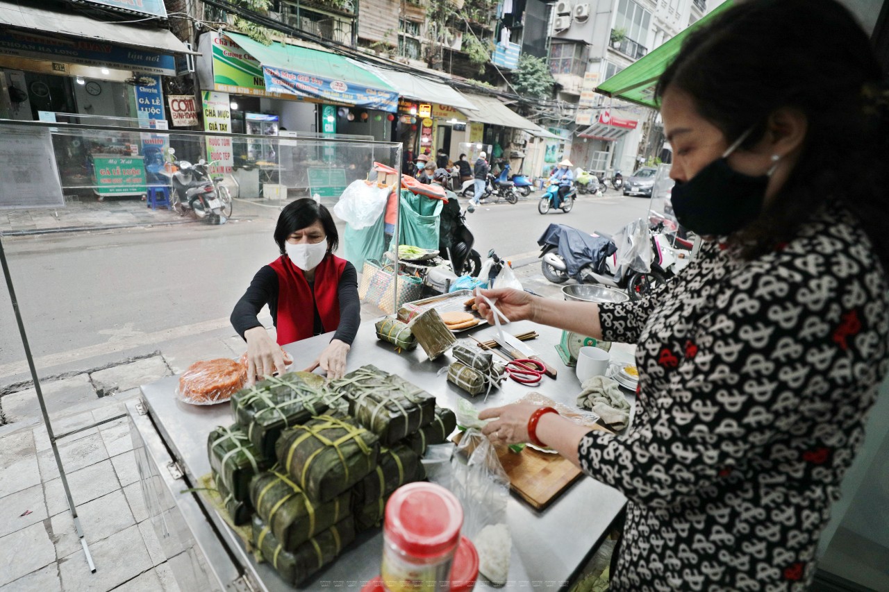Stella yêu thích những món ăn truyền thống Việt Nam được bày bán trên phố Hà Nội. Ảnh: Công Đạt