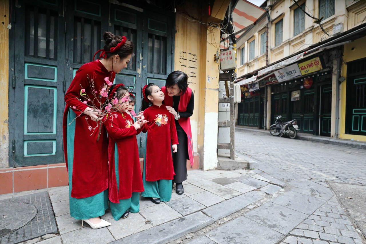   Chan hòa với các em nhỏ trên góc phố Hà Nội những ngày đầu xuân mới 2022. Ảnh: Công Đạt  
