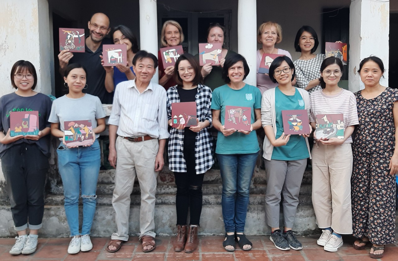 Stella và nhóm FVH trải nghiệm vẽ tranh tại làng tranh Sơn mài Hạ Thái, Thường Tín, Hà Nội. Ảnh: Tư liệu