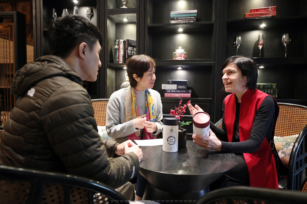  Stella chia sẻ về văn hóa trà truyền thống của Việt Nam với đại diện của công ty Tiên Thiên Trà. Ảnh: Công Đạt  