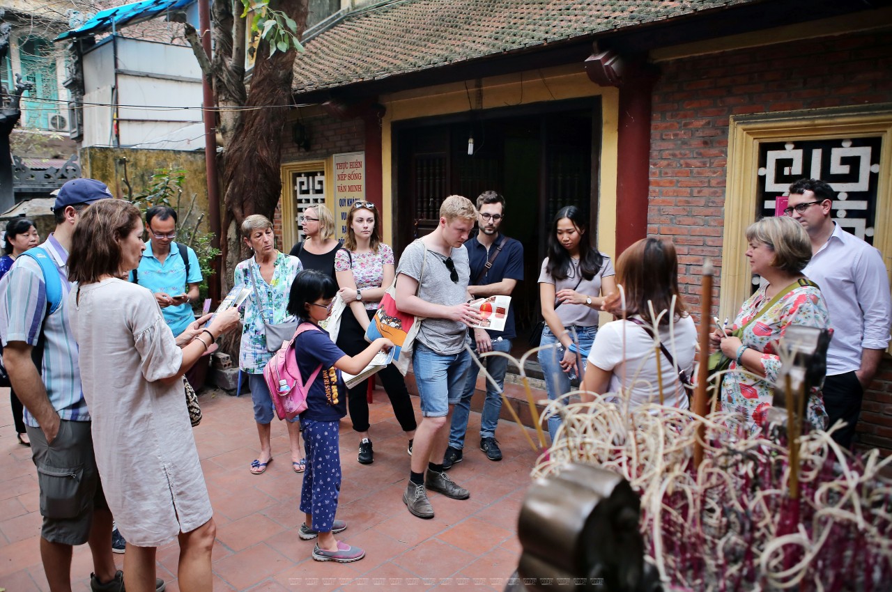   Stella là người tổ chức nhiều tour đi bộ khám phá Hà Nội cho Hội Những người bạn di sản của Việt Nam (FVH). Ảnh: Công Đạt  