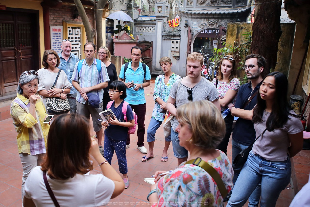  FVH quy tụ nhiều người nước ngoài yêu mến văn hóa di sản của Việt Nam và Stella là người đã dẫn dắt nhóm để giới thiệu về di sản Việt. Ảnh: Công Đạt  